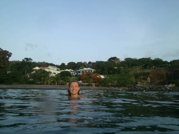 Banho de mar no fim de tarde em praia no sul de St. Pierre, no norte de Martinica